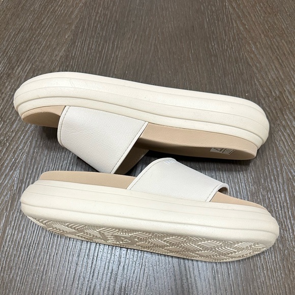 REEF Cushion Bondi Bay Lightweight
Squishy Footbed Water Friendly Sandals, W9 - Picture 8 of 11